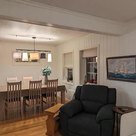 3-Bedroom Home Near The Canal *