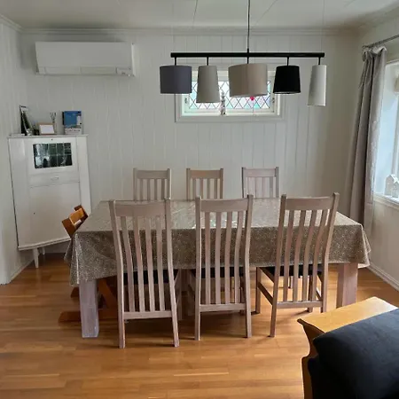 3-Bedroom Home Near The Canal