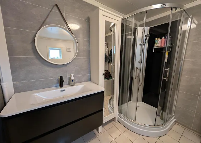 3-bedroom Near The Canal Spangereid